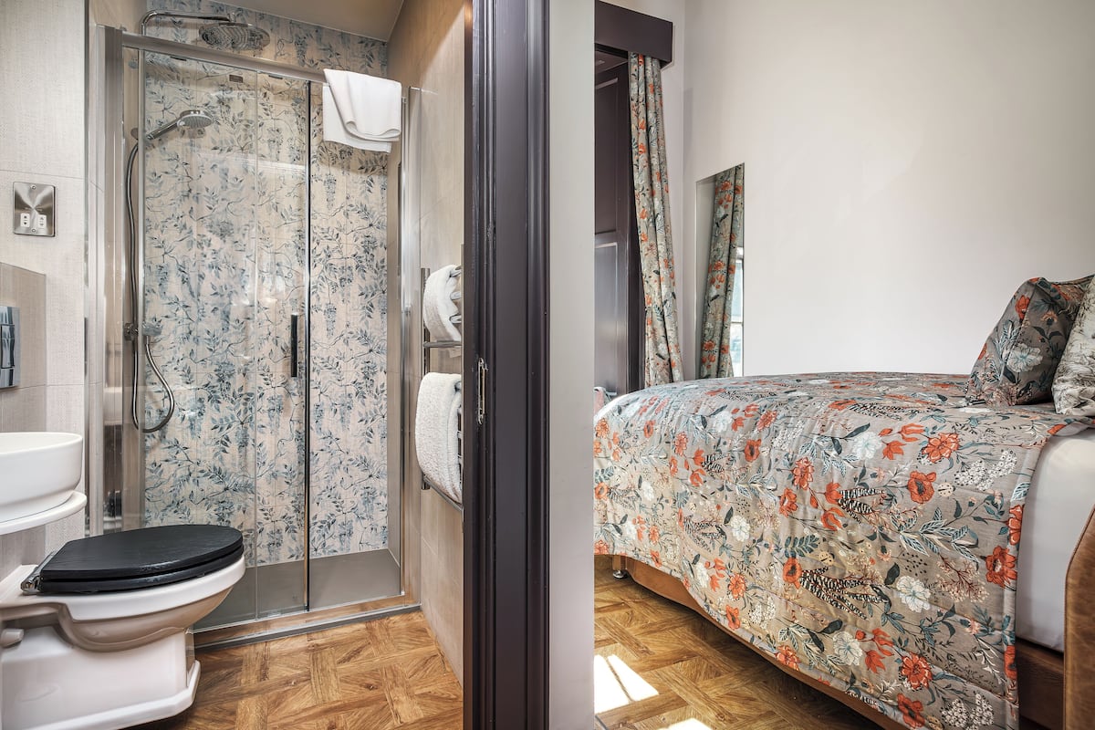 Un baño con ducha, inodoro y lavamanos.
