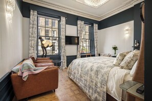 Superior suite, uitzicht op de stad | Luxe beddengoed, een minibar, een kluis op de kamer