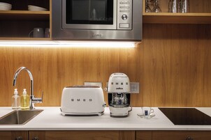 Frigobar, cafetera/tetera, tetera/pava eléctrica