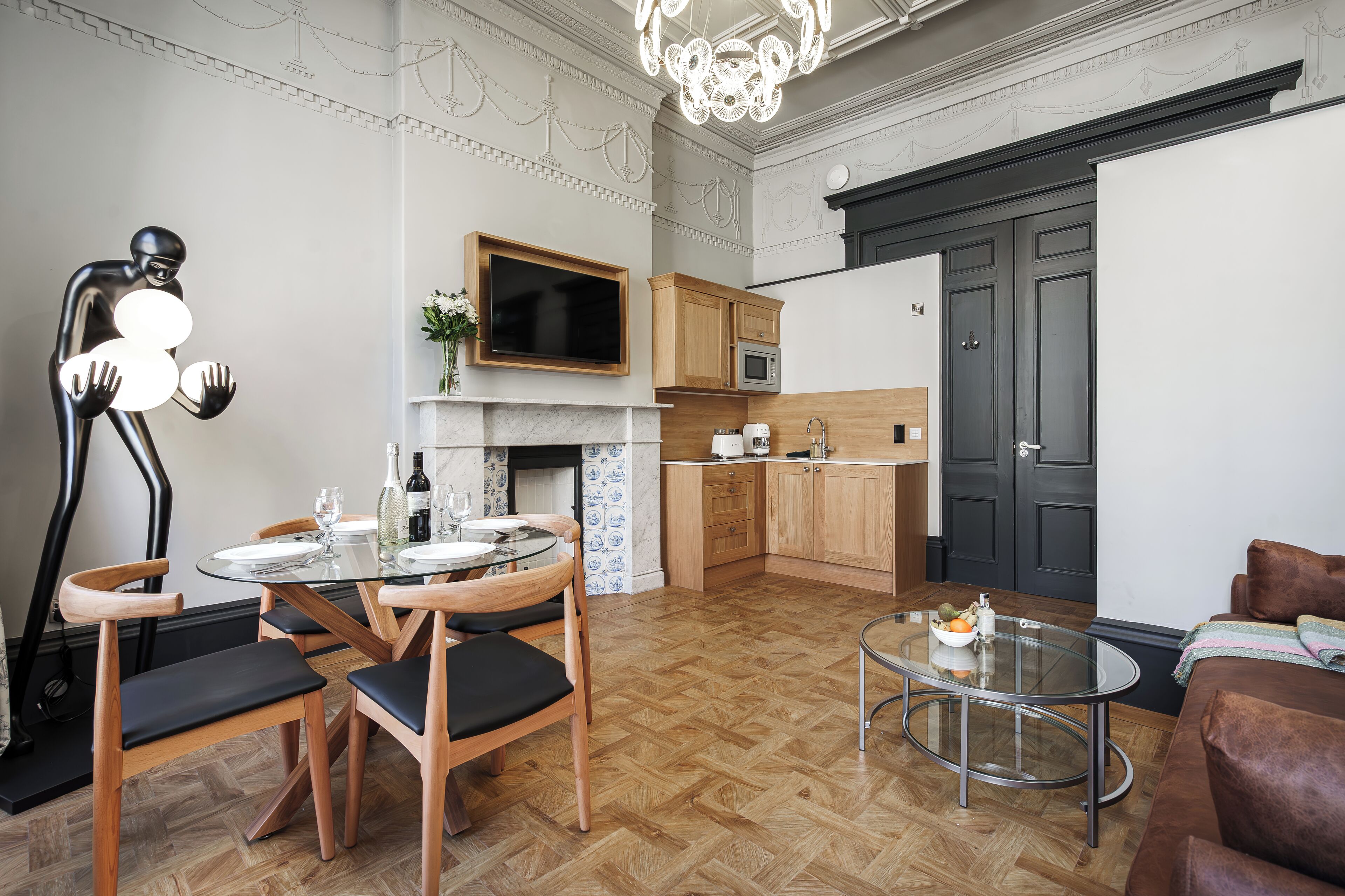 Suite – royal | Oppholdsområde | En 43-tommers smart-TV med digitale kanaler samt strømmetjenester