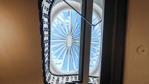 A view through a window with a decorative frame and a skylight. - Bonnie Hotel - Smart Boutique ApartHotel - Haymarket Edinburgh (Edinburgh)