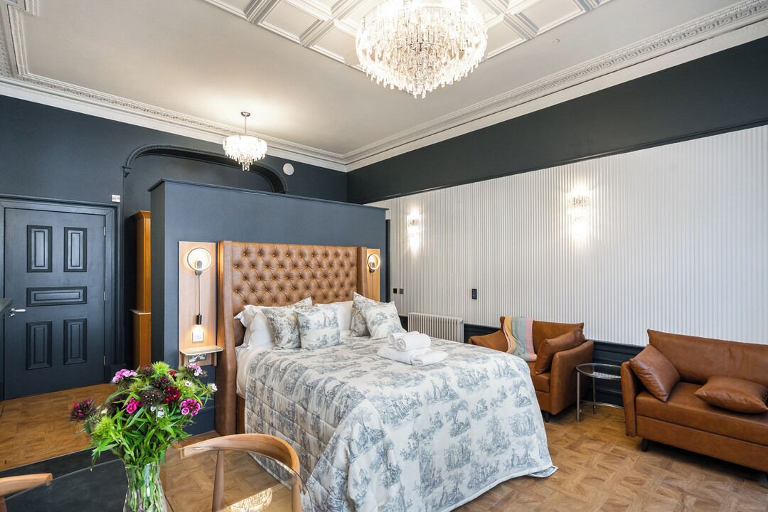 Suite – superior, byutsikt | Sengetøy av topp kvalitet, safe på rommet og individuelt dekorert