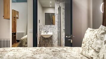 Luksussuite | Bad | Dusj, toalettartikler (inkludert), hårføner og tøfler