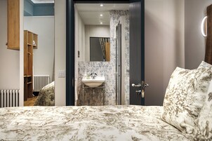 Luxury Suite | Bathroom | Shower, free toiletries, hair dryer, slippers