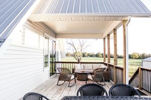 Outdoor dining - Charming 2-bedroom with, WiFi in peaceful Rolla (Rolla)