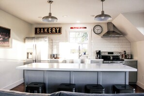 Fridge, microwave, oven, stovetop - Charming 2-bedroom with, WiFi in peaceful Rolla (Rolla)