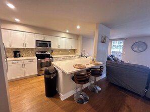 Fridge, microwave, oven, stovetop - Cozy Waterfront 1BD in marina del rey with pool view (Marina del Rey)