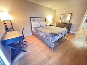 1 soverom, skrivebord, strykejern/-brett og wi-fi (inkludert)