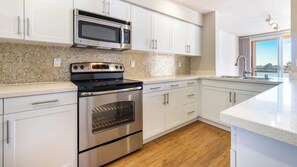 Fridge, microwave, oven, stovetop - Cozy Waterfront 1BD in marina del rey with pool view (Marina del Rey)