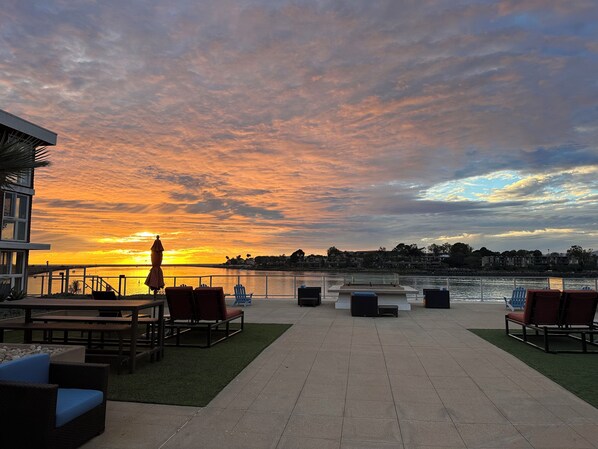Outdoor dining - Cozy Waterfront 1BD in marina del rey with pool view (Marina del Rey)