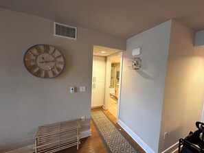 Interior - Cozy Waterfront 1BD in marina del rey with pool view (Marina del Rey)