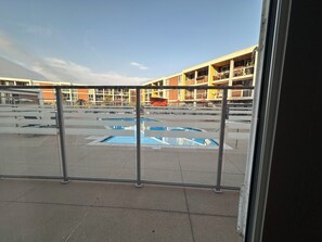 Pool - Cozy Waterfront 1BD in marina del rey with pool view (Marina del Rey)