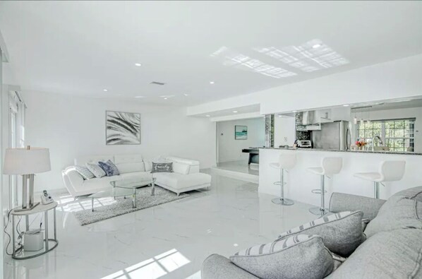 Smart TV, fireplace, stereo