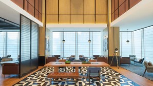 A modern dining area with a large table, chairs, and a patterned floor. - Four Points By Sheraton Chongqing North Railway Station (Chongqing)