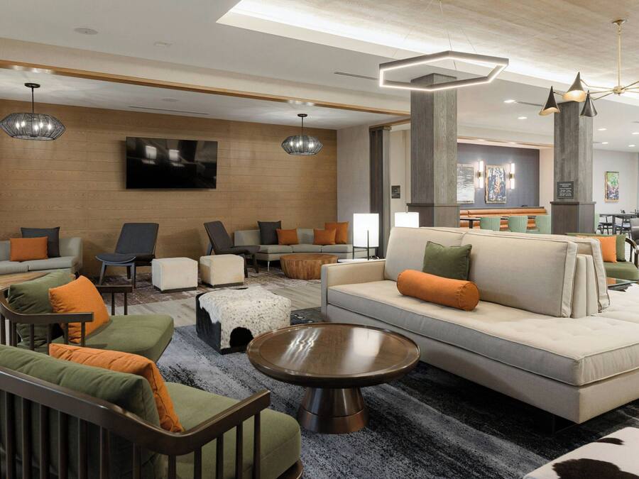 Lobby-lounge
