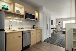 Escritorio y espacio para trabajar con laptop