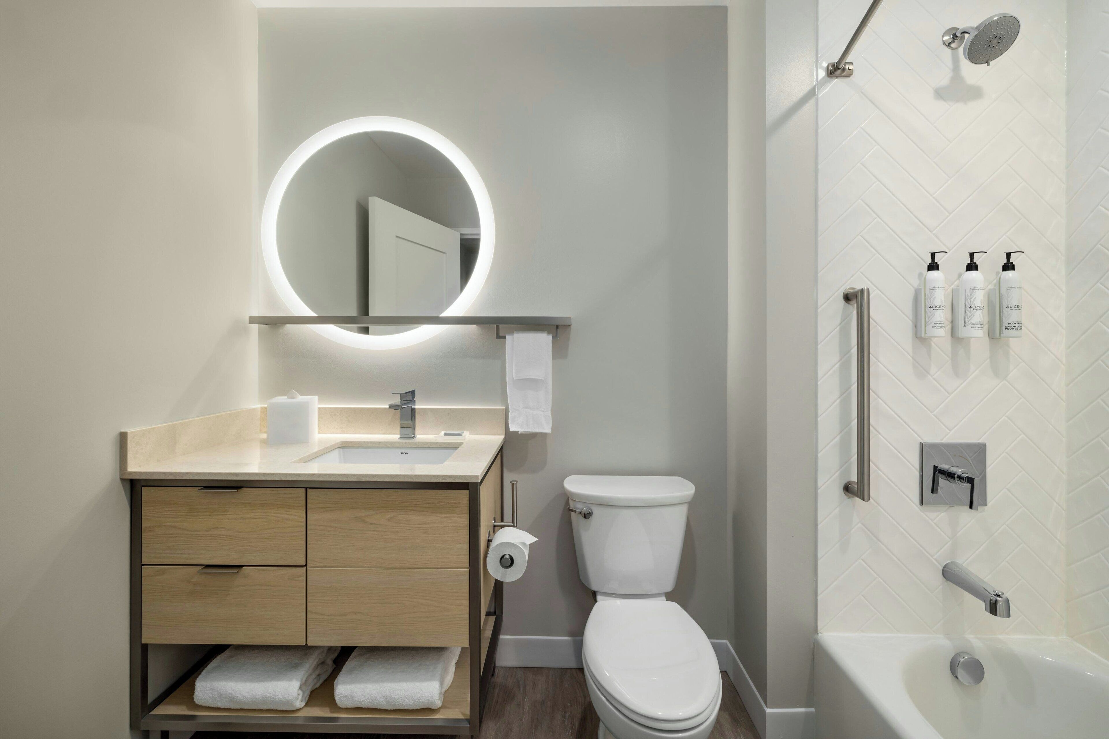 Amenidades de baño gratuitas, secadora de cabello, toallas, jabón 