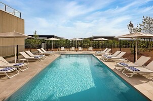 Una piscina al aire libre de temporada