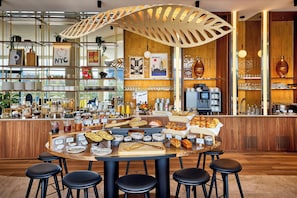Daily buffet breakfast for a fee - Courtyard By Marriott Lyon Eurexpo Stadium (Genas)