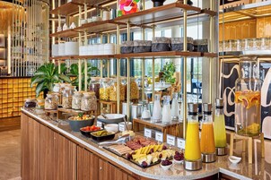 Desayuno buffet diario (EUR 21 por persona)