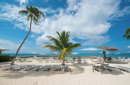 2 Bed Penthouse (#3) on Seven Mile Beach. Private Beach Cove, & 3 Pools!