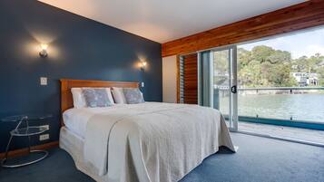 Desk, iron/ironing board, WiFi