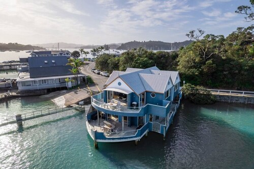 Bay of Islands Boathouse Apartment-The Bridge