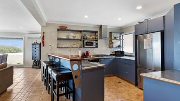 Refrigerador, microondas, horno, placa de cocina