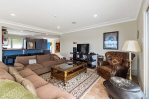 Smart TV, libros, estéreo