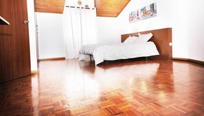 2 bedrooms, iron/ironing board, WiFi, bed sheets - Alto da Pirica 2: Top floor apartment in the center, terrace, sea view & barbecue (Ericeira)