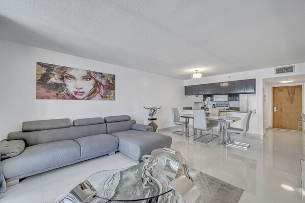 TV, ping pong - Stunning unit with amenities (Miami)