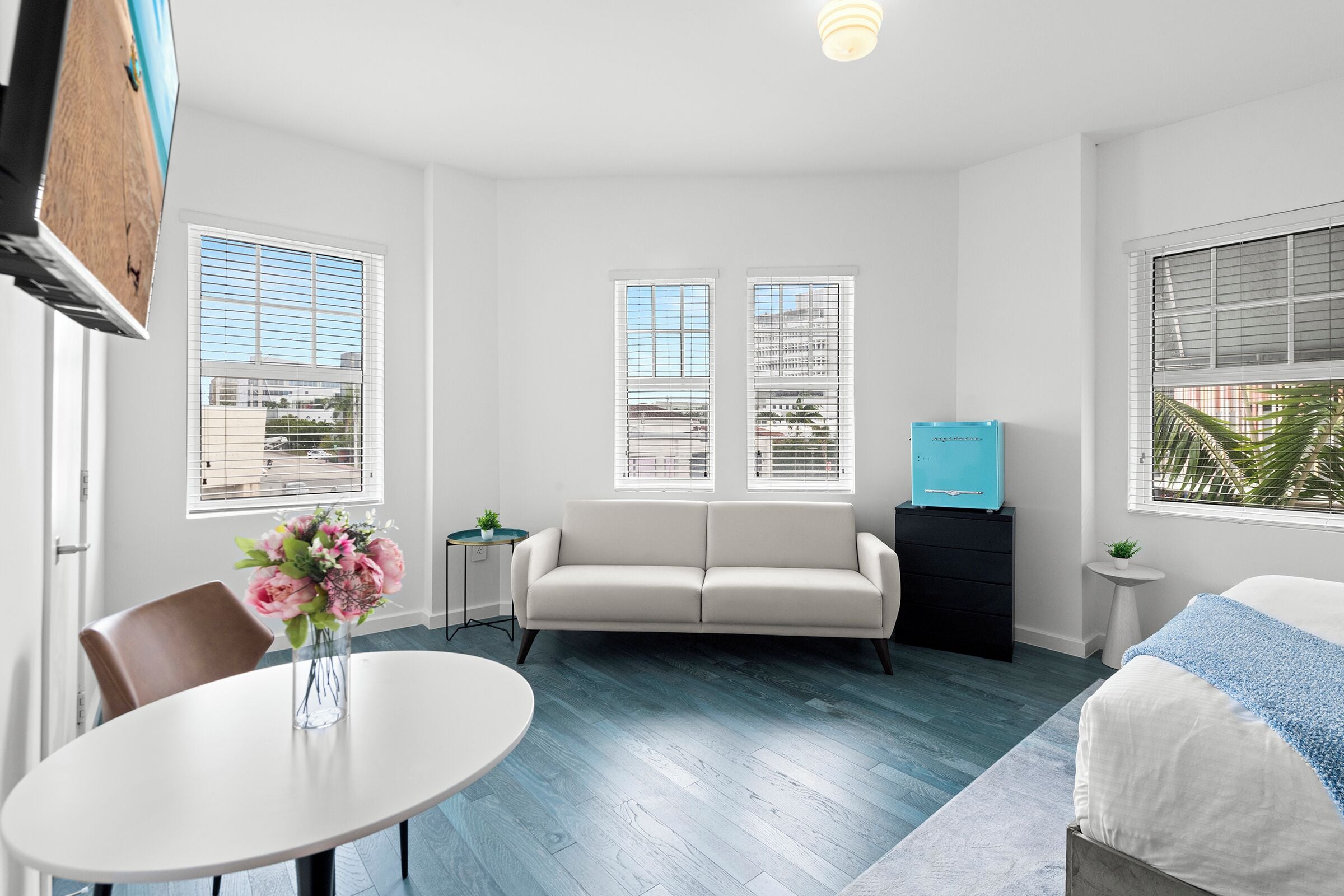 Deluxe Studio Suite, 1 King Bed with Sofa bed | Premium bedding, in-room safe, laptop workspace, iron/ironing board