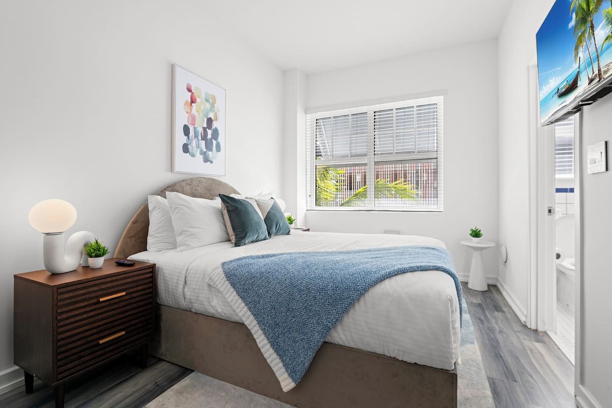 Basic Room, 1 Queen Bed