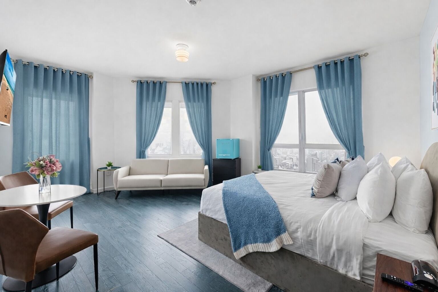 Deluxe Studio Suite, 1 King Bed with Sofa bed