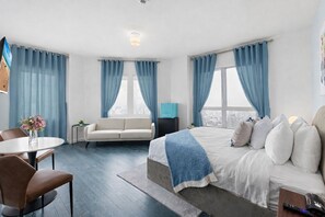 Deluxe Studio Suite, 1 King Bed with Sofa bed