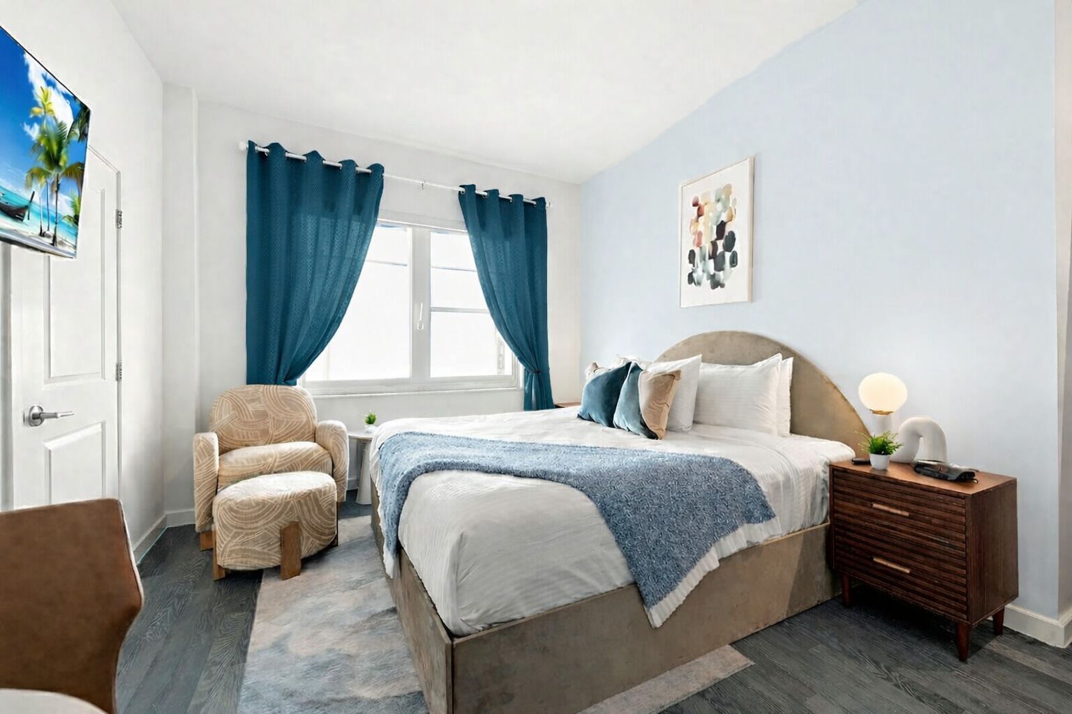 Premium bedding, in-room safe, laptop workspace, iron/ironing board