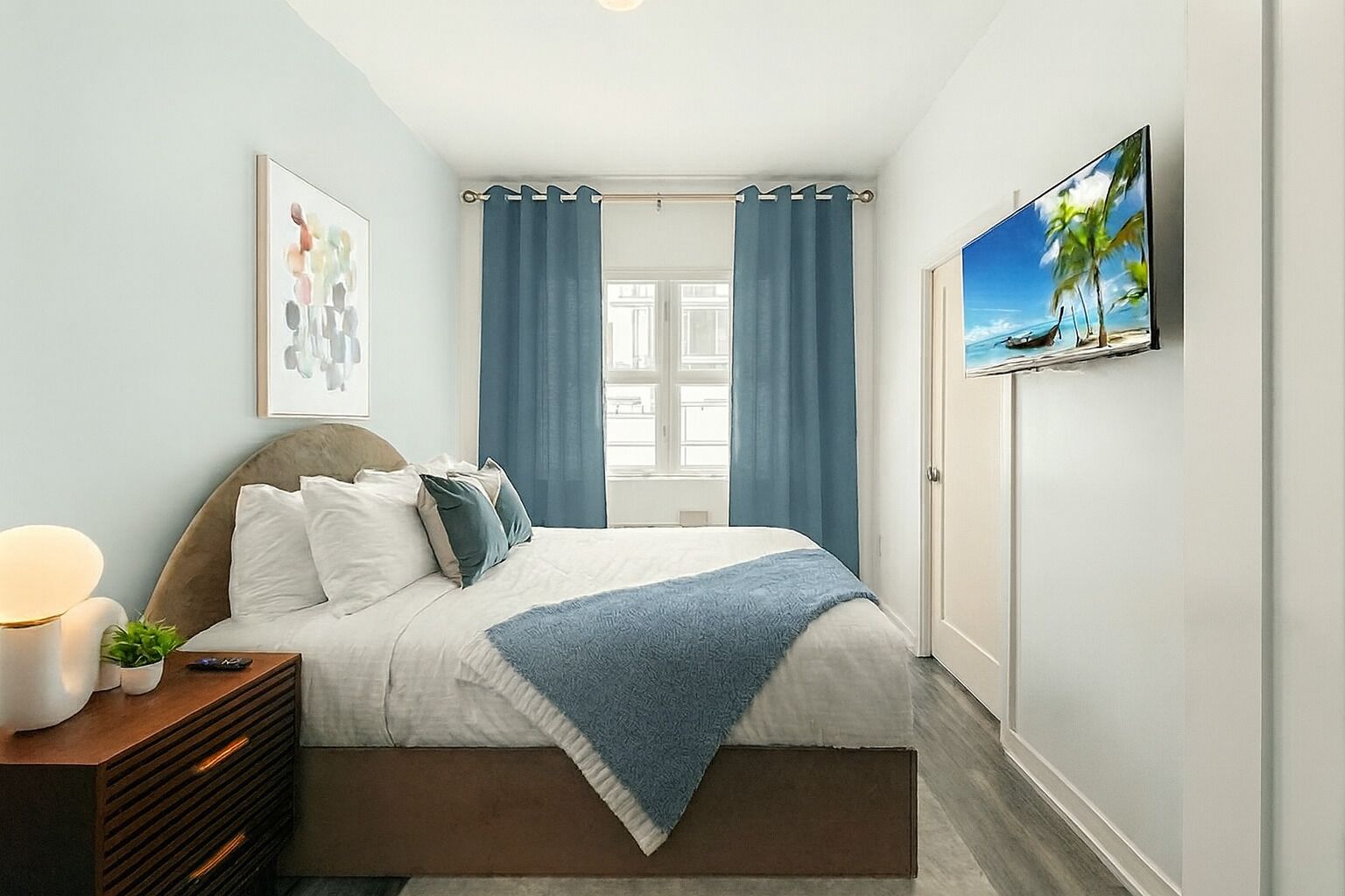 Premium bedding, in-room safe, laptop workspace, iron/ironing board