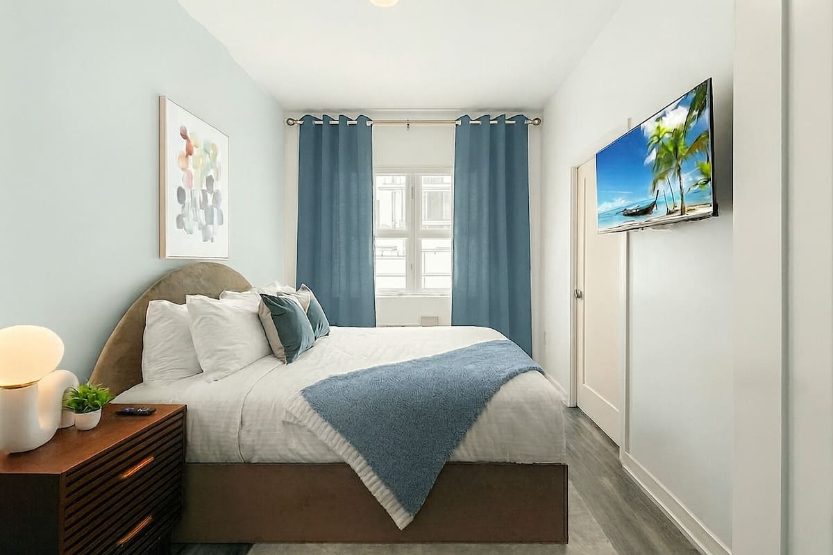 Premium bedding, in-room safe, laptop workspace, iron/ironing board