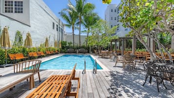 Piscina externa, guarda-sóis