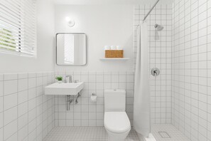 Dusche, kostenlose Toilettenartikel, Haartrockner, Handtücher