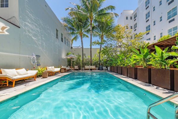 Una piscina al aire libre, sombrillas