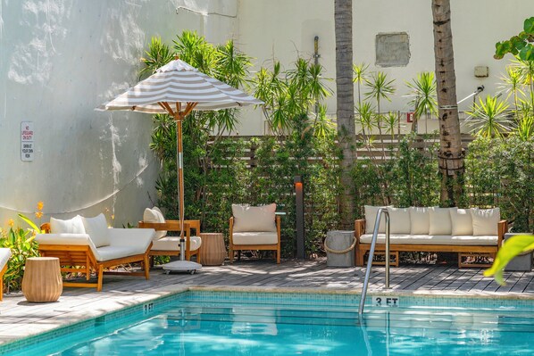 Utomhuspool och parasoller