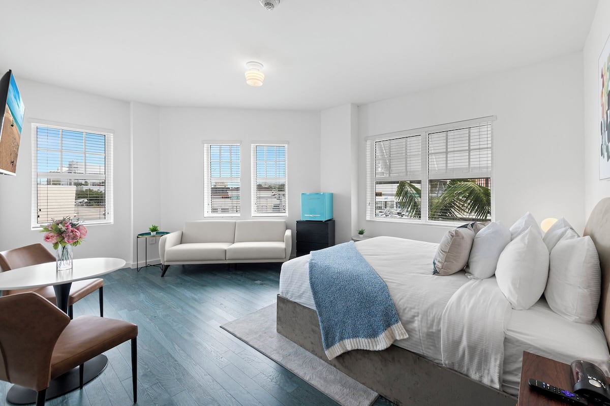 Deluxe Studio Suite, 1 King Bed with Sofa bed