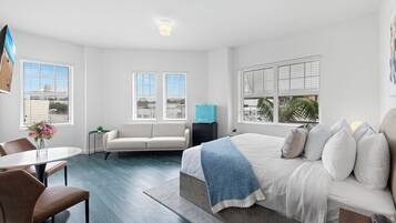 Suite estudio Deluxe, 1 cama King size y sofá cama | Ropa de cama de alta calidad y caja de seguridad en la habitación