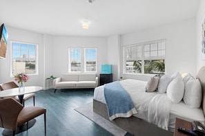 Studiosvit Deluxe - 1 kingsize-säng med bäddsoffa | Sängtillbehör av högsta kvalitet och värdeförvaringsskåp på rummet