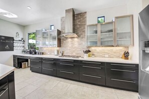 Fridge, microwave, oven, stovetop - Coachella House, Poolside 5BR 5 STAR (Indio)