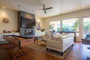 Smart TV, fireplace - Coachella House, Poolside 5BR 5 STAR (Indio)