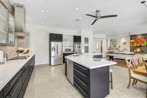 Geladeira, micro-ondas, fogão, cooktop