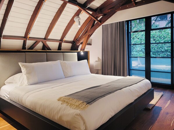 1 makuuhuone, ylelliset vuodevaatteet, työpöytä, silitysrauta/-lauta