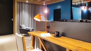 Huoneisto, parveke (2B) | Yksityinen keittiö | Jääkaappi, mikroaaltouuni, keittoastiat/astiat/ruokailuvälineet